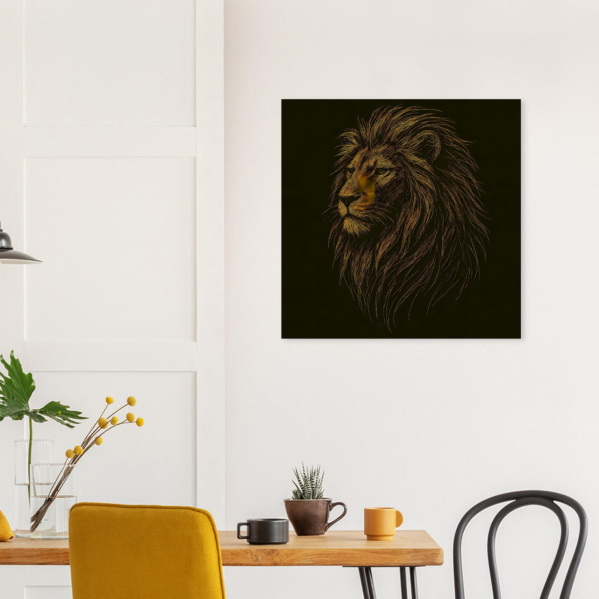 Quadratisches Löwenkopf-Poster: braun-goldene Grafik auf dunklem Hintergrund.