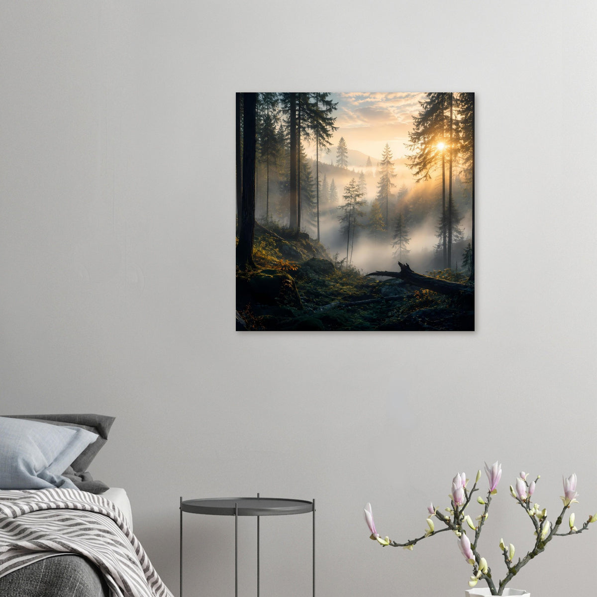 Kleines Wandposter mit Wald bei Sonnenaufgang: Nadelbäume, Nebel und warmes Licht
