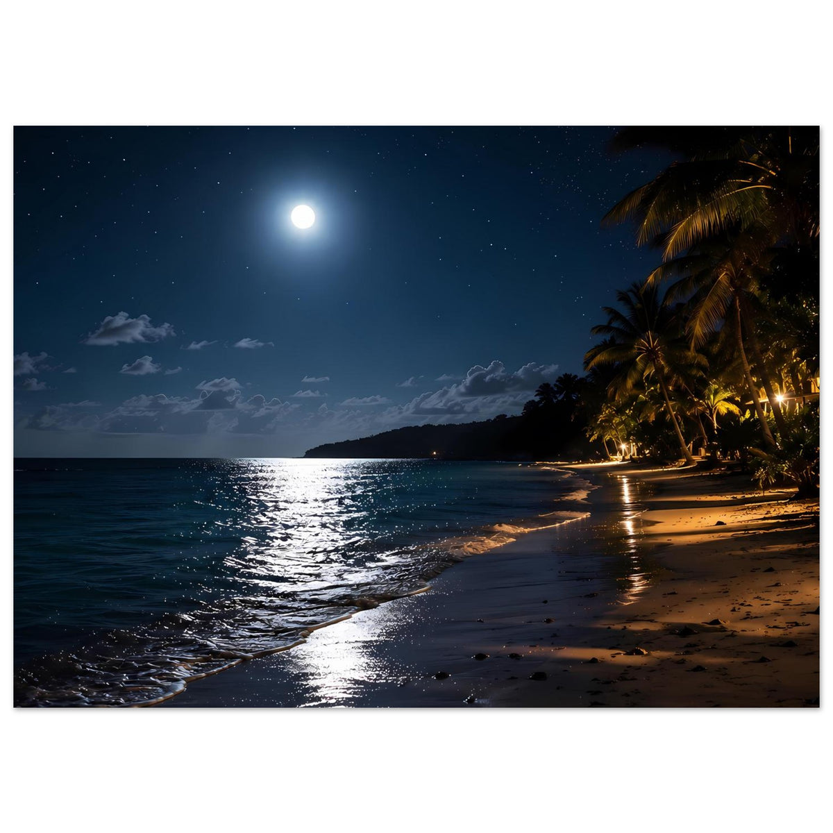 Strandposter im Querformat: Mond über dem Meer, Palmen rechts, Sandstrand mit Lichtstreifen