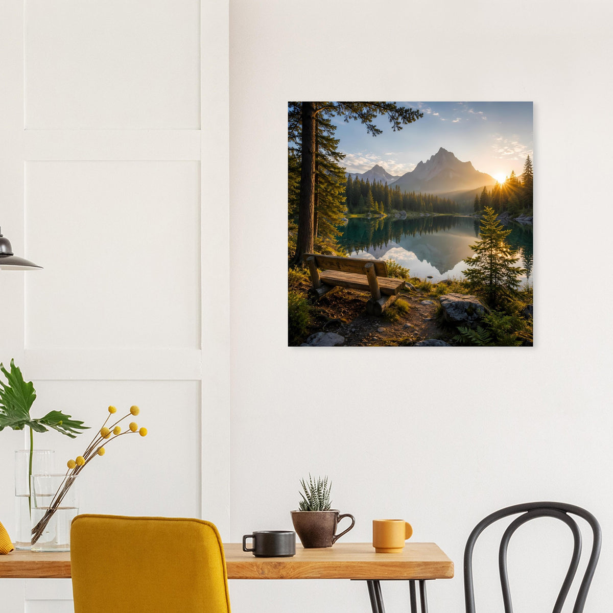 Poster mit Sonnenaufgang über ruhigem Bergsee, Berge und Tannen im Vordergrund