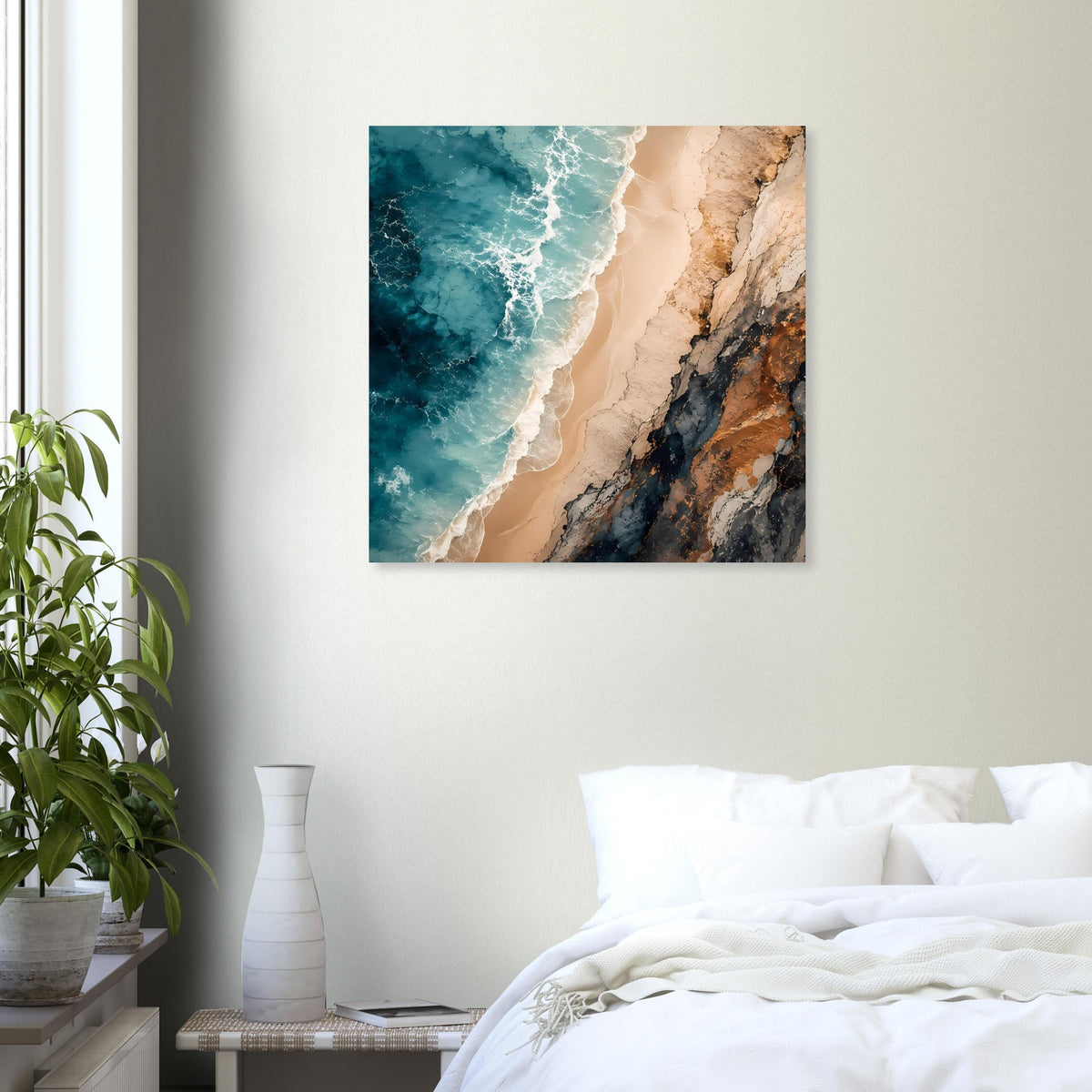 Gerahmtes Poster über dem Bett: türkisfarbenes Meer, Sandstrand und Felsenküste