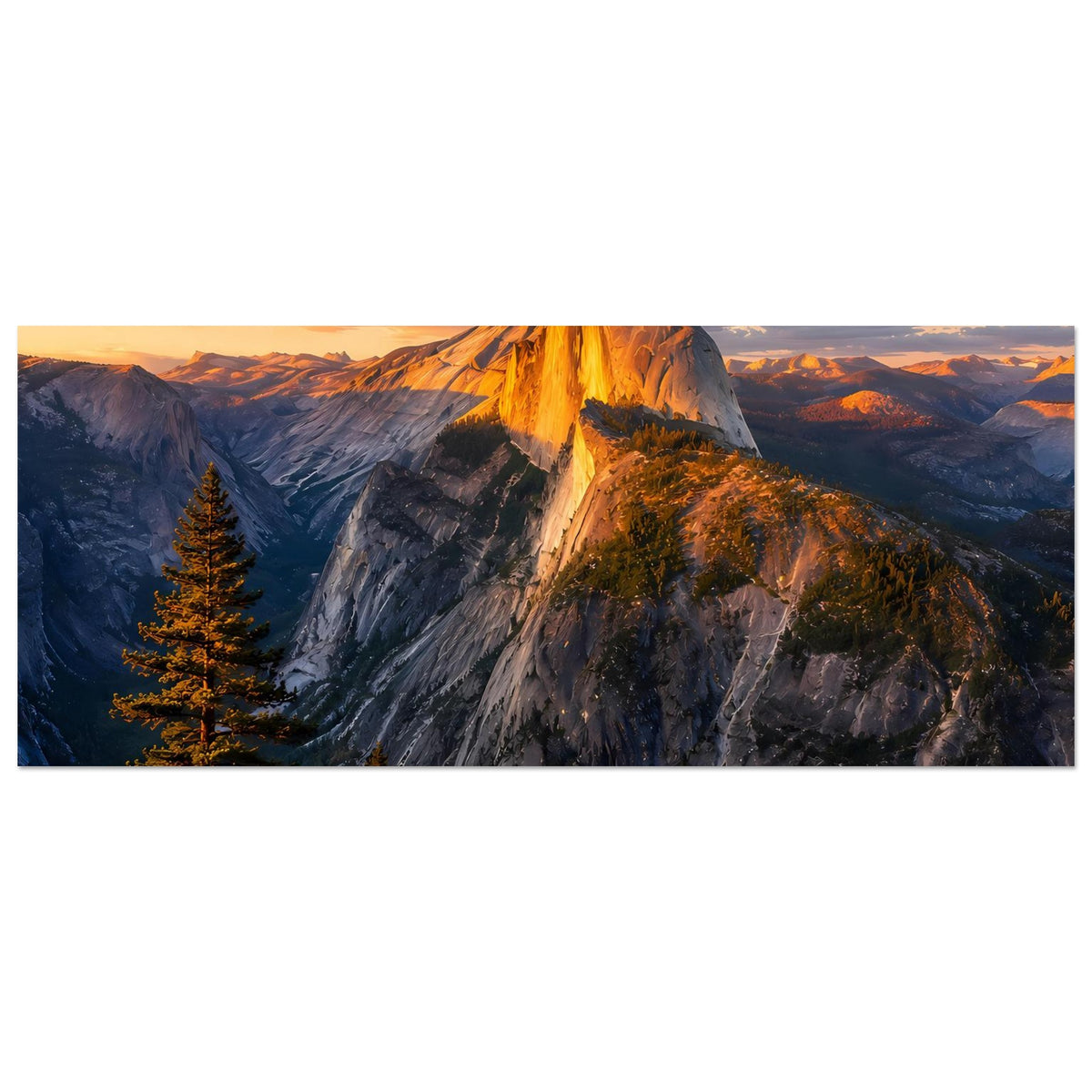 Horizontales Poster mit Gebirgslandschaft im Sonnenuntergang, Gipfellicht und Nadelwälder