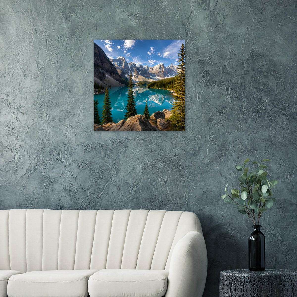 Quadratisches Poster mit Bergsee in Türkis, Alpenberge, Fichtenwald und blauem Himmel