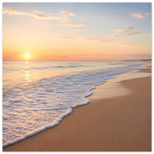 Poster mit Sonnenuntergang am Strand: goldene Sonne, ruhige Wellen und heller Sandstrand
