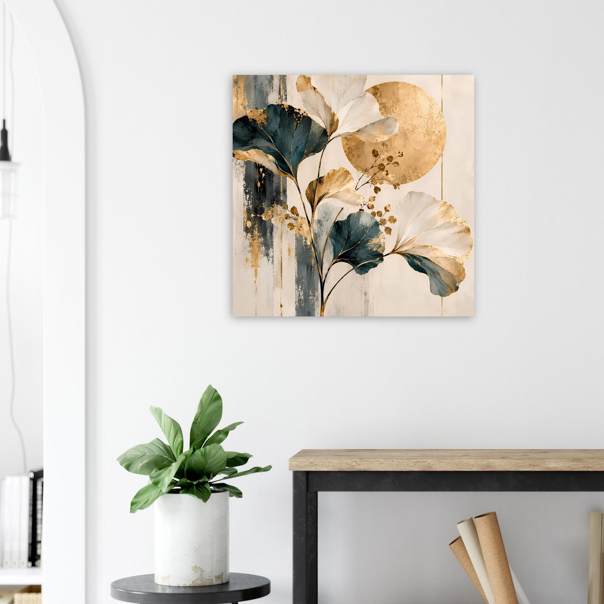 Abstraktes Poster mit großen Ginkgoblättern, goldener Sonnenscheibe und feinen Blattzweigen