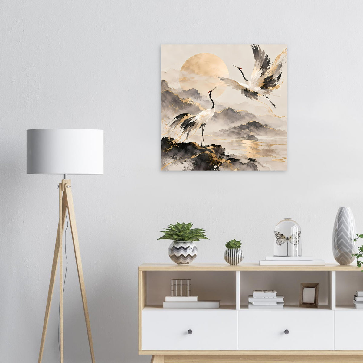 Wandposter mit Kranichen über Aquarellwolken in Gold- und Grautönen, quadratisch