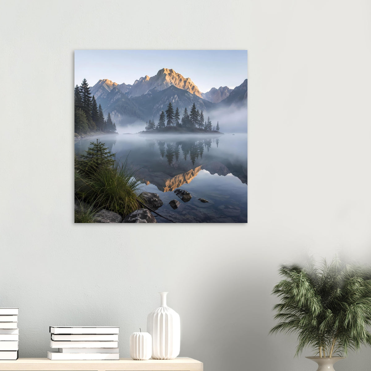 Quadratisches Poster mit Bergsee und spiegelnder Gipfelansicht im Morgennebel