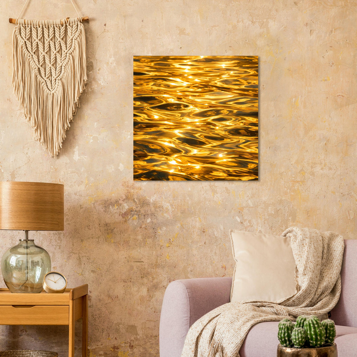 Quadratisches Kunstposter mit gold schimmernden Wellen, dunkler Fläche, auf mattem Papier