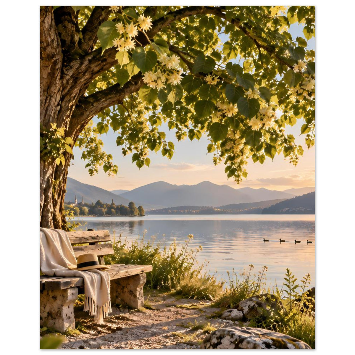 Poster im Hochformat mit Seeufer, Baumkrone und Gartenbank mit Decke