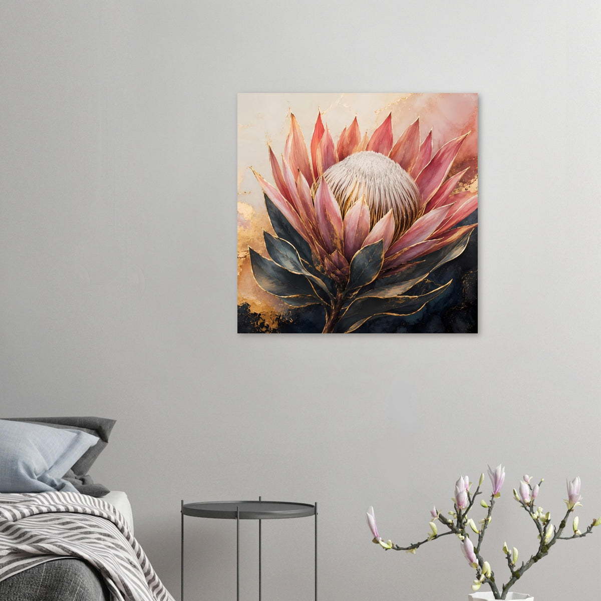 Quadratisches botanisches Poster mit Königsprotea in Altrosa und Gold, mit dunklem Laub