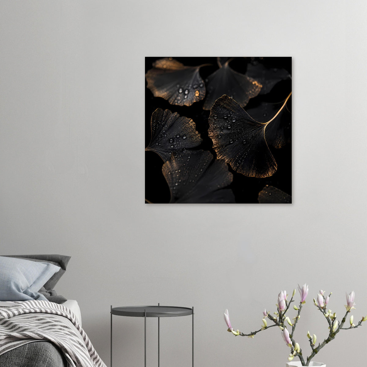 Kleines Ginkgo-Blatt-Poster mit schwarzen Blättern und goldenen Akzenten, Wassertropfen