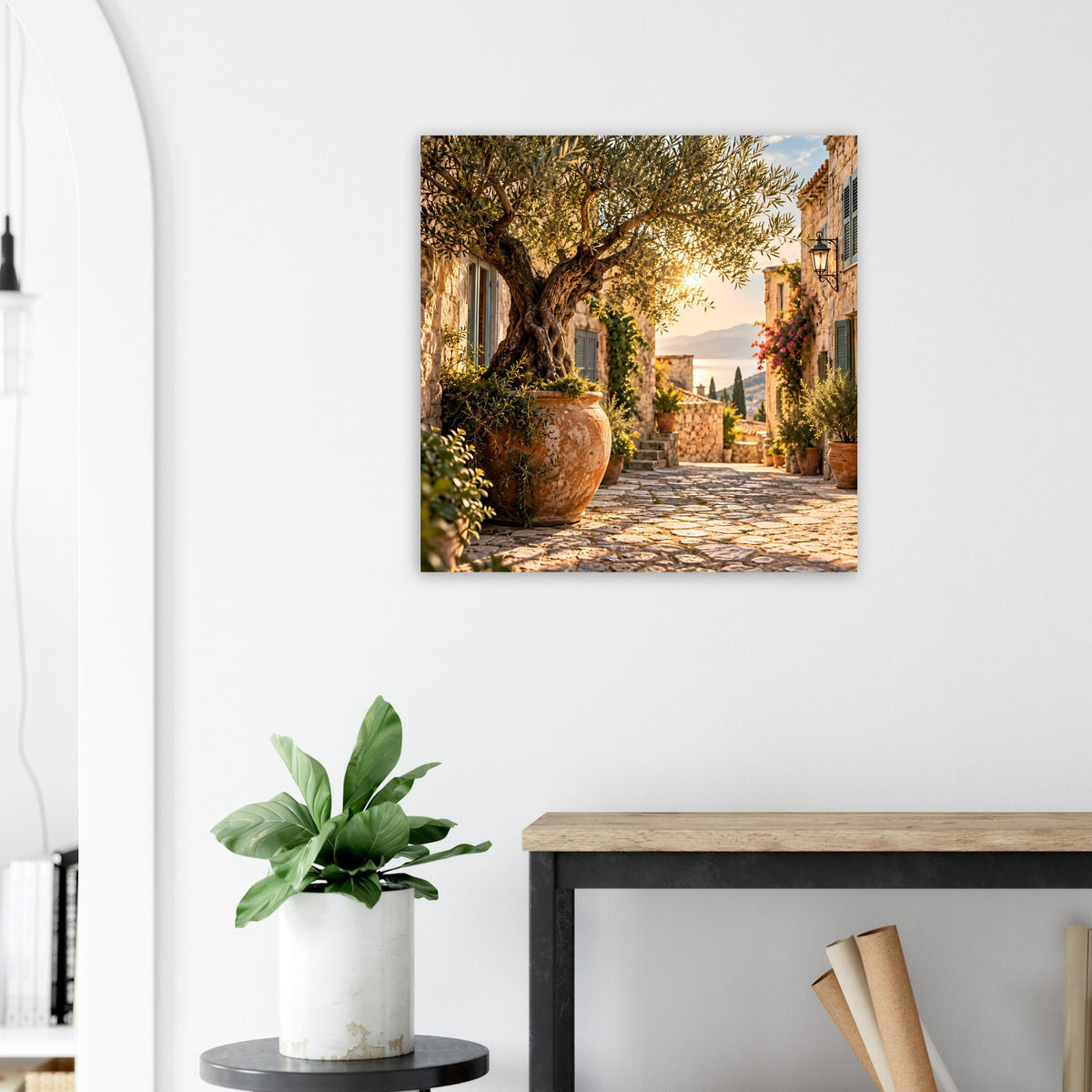 Zierposter mit mediterraner Gasse, Olivenbaum und Tongefäßen im goldenen Abendlicht