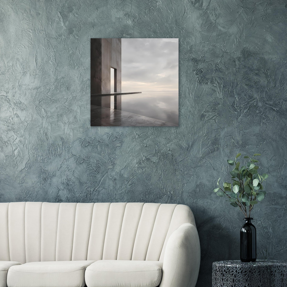 Quadratisches Poster mit Betonpfeiler und ruhiger Reflexion auf einer Wasserfläche