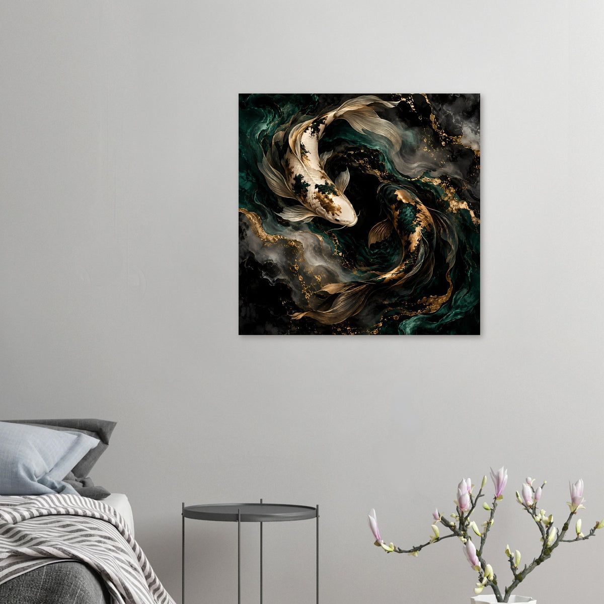 Kleines Kunstposter mit Koi-Fischen in Grün und Gold, aufgerollter Wasserströmung