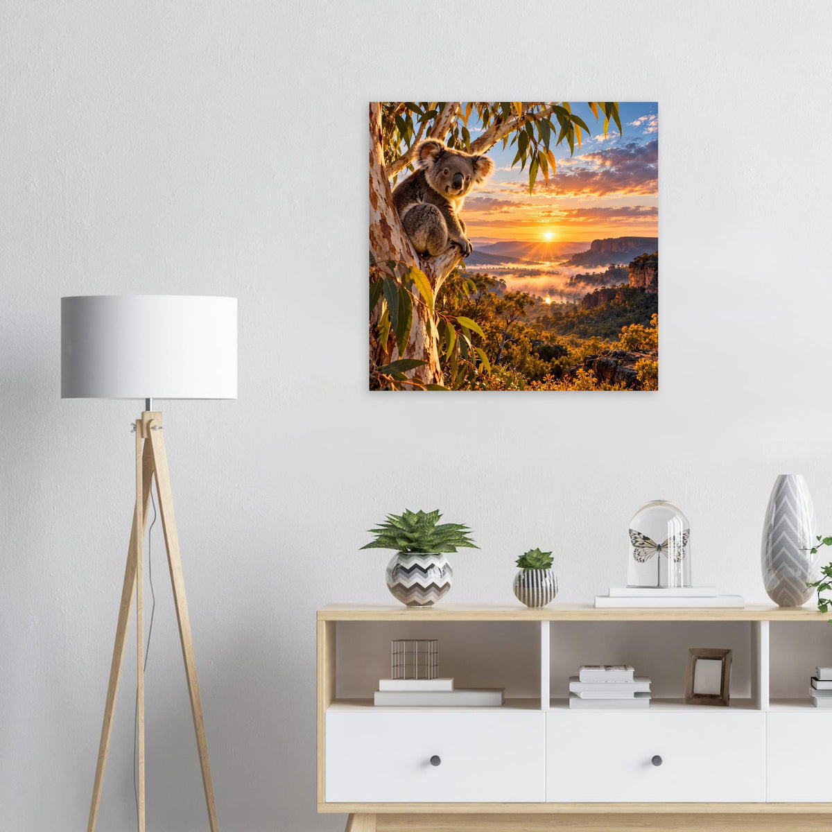 Quadratisches Koala-Sonnenuntergangs-Poster mit Koala im Astwerk und Landschaft im Abendlicht