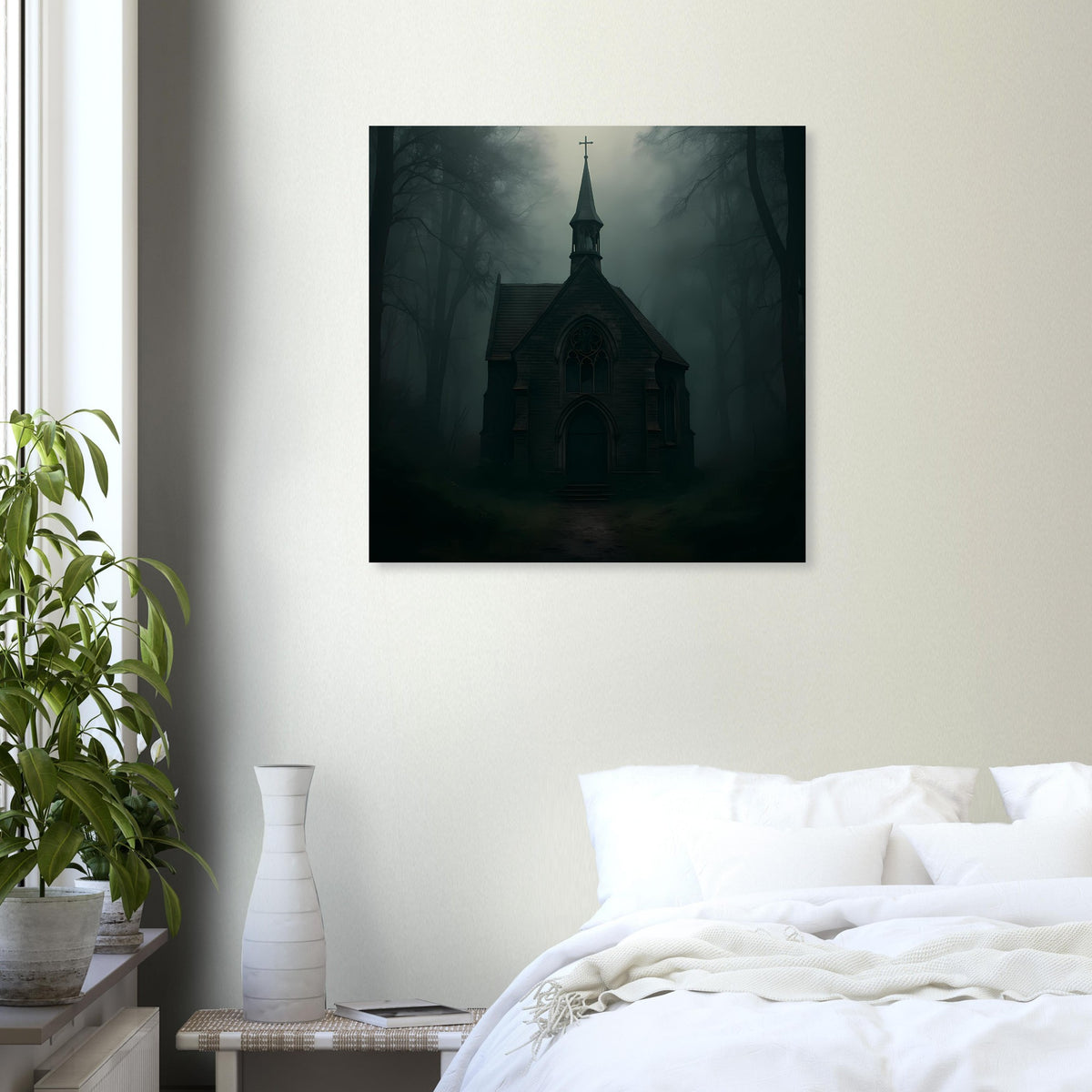 Quadratisches Poster mit dunkler Kapelle im Nebelwald, Turm mit Kreuz