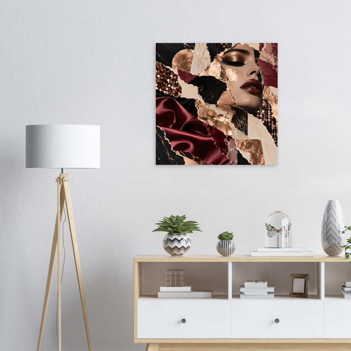 Posterbild mit Collage: Frauenporträt in Bordeaux- und Goldtönen, gemischte Stoffflächen