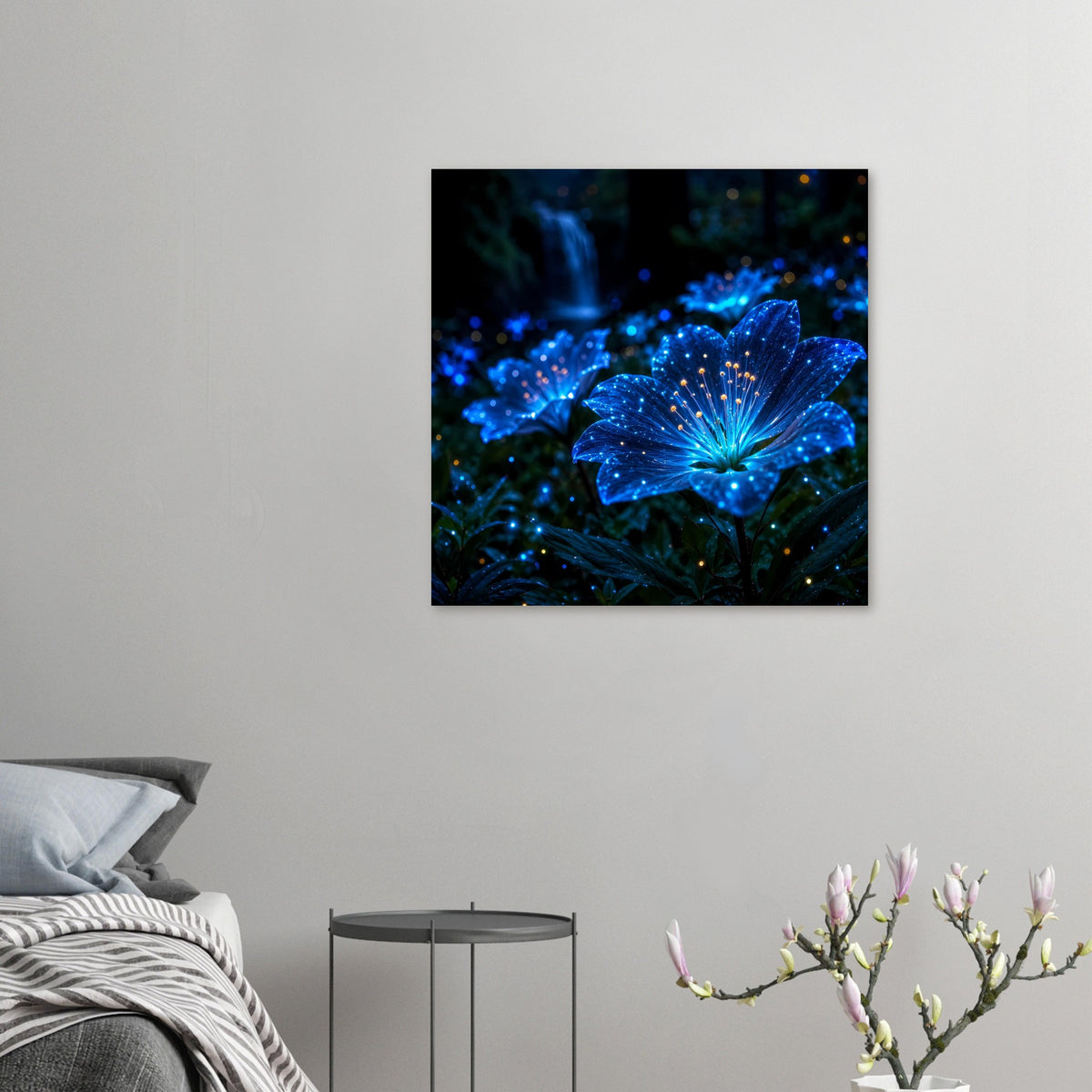 Kleines Poster mit blauer leuchtender Blüte und goldenen Lichtfäden
