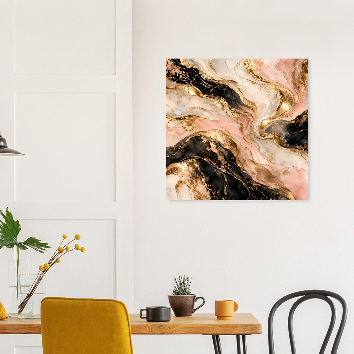 Quadratisches Marmorposter mit Gold- und Cremetönen sowie schwarzen Marmoradern