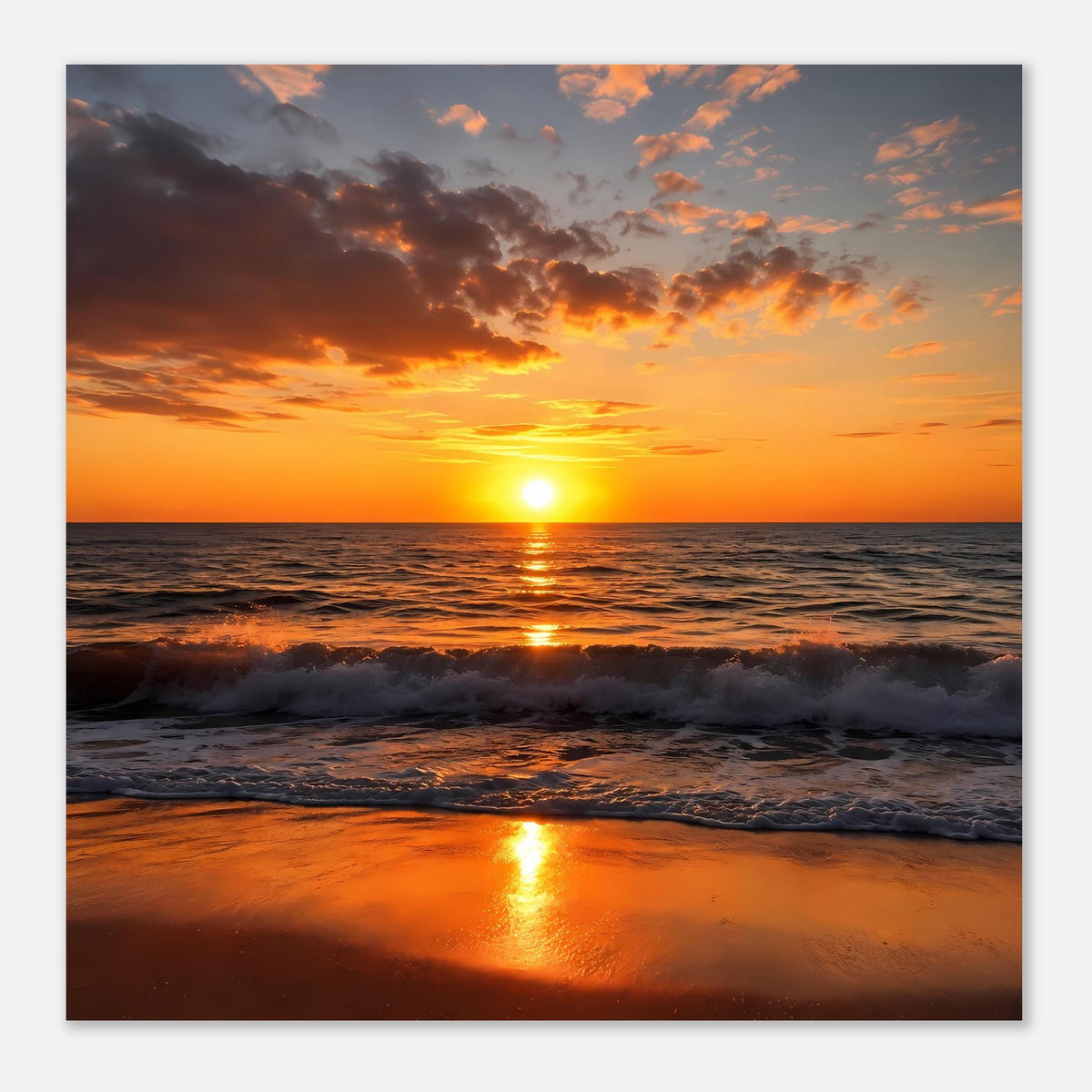 Poster Sonnenuntergang am Meer mit Sonne, Wolken und goldener Spiegelung auf Wasser und Strand im Querformat