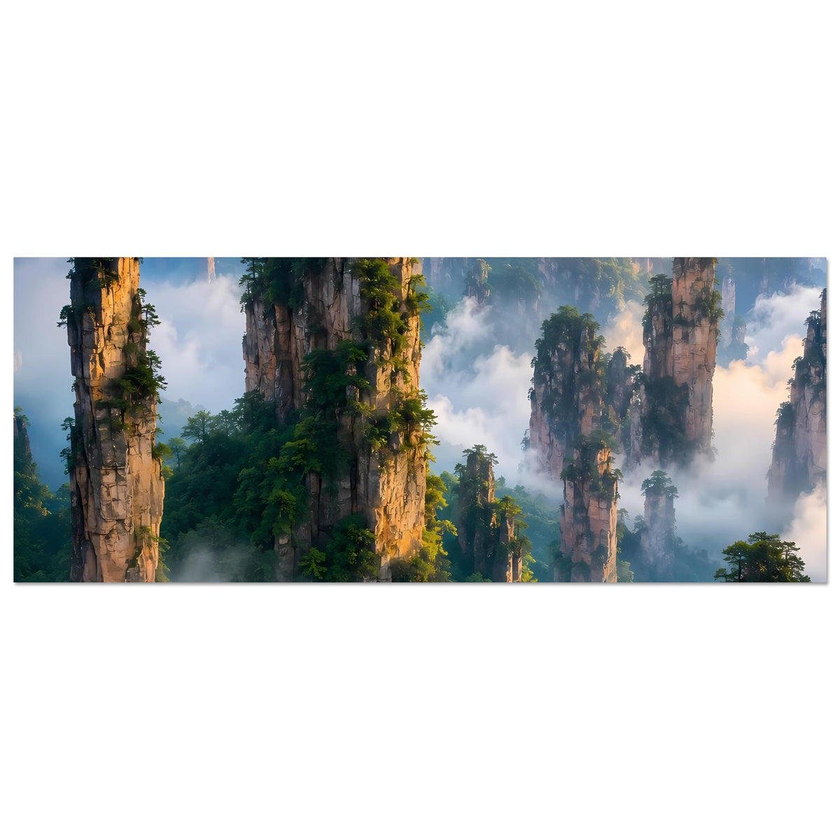 Horizontales Poster: neblige Berglandschaft mit hohen Felsformationen und Sonnenaufgang