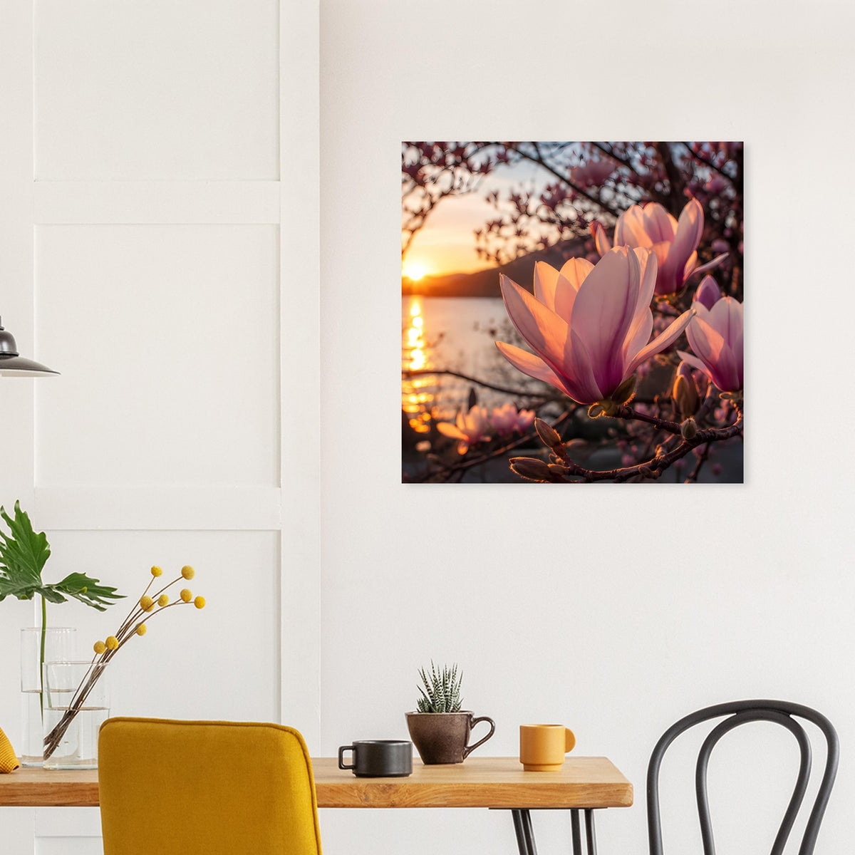 Blumenposter mit rosa Magnolienblüten und Sonnenuntergang, quadratisch an heller Wand