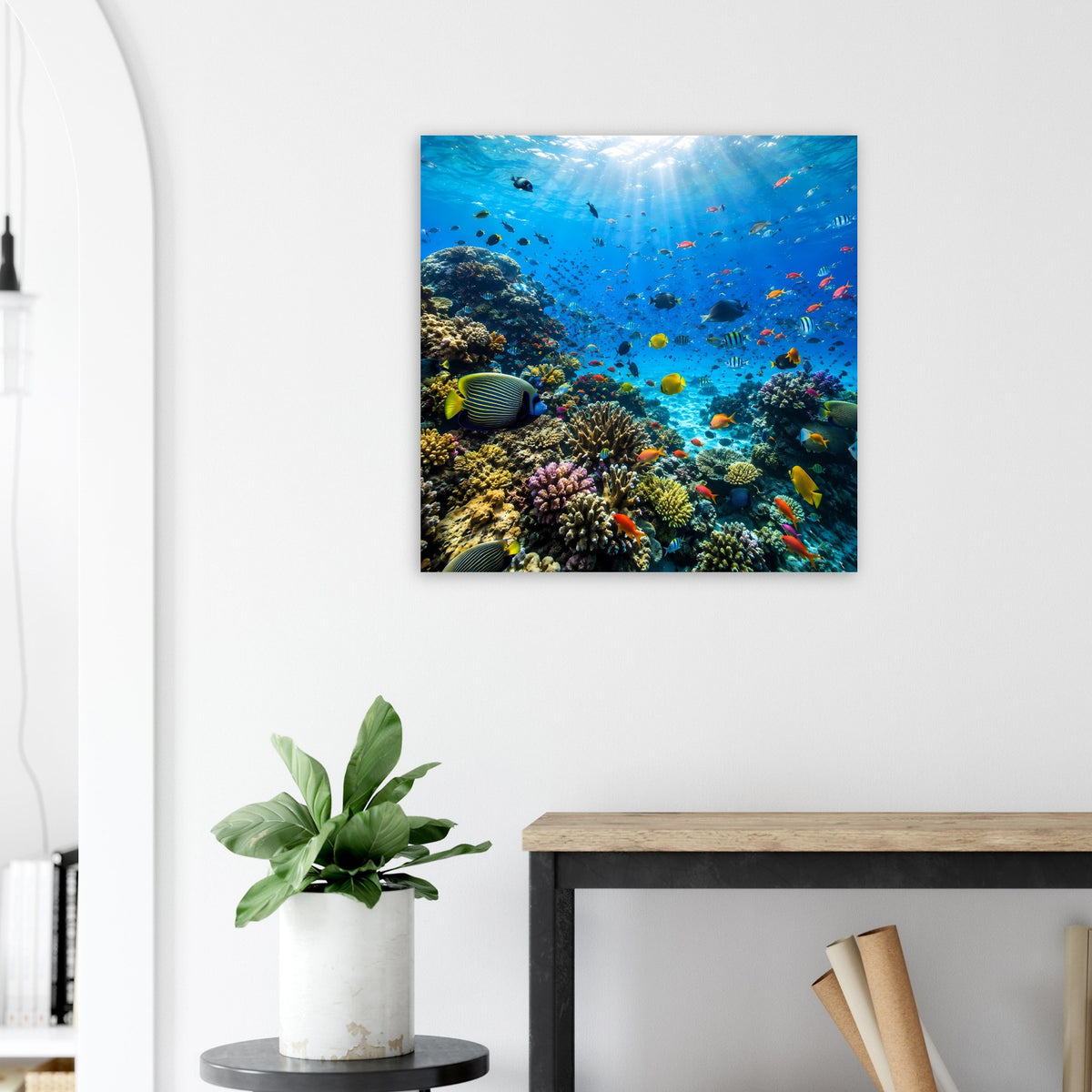 Quadratisches Poster mit Korallenriff, gelben Fischen und vielen bunten Seelebewesen, schwarz gerahmt