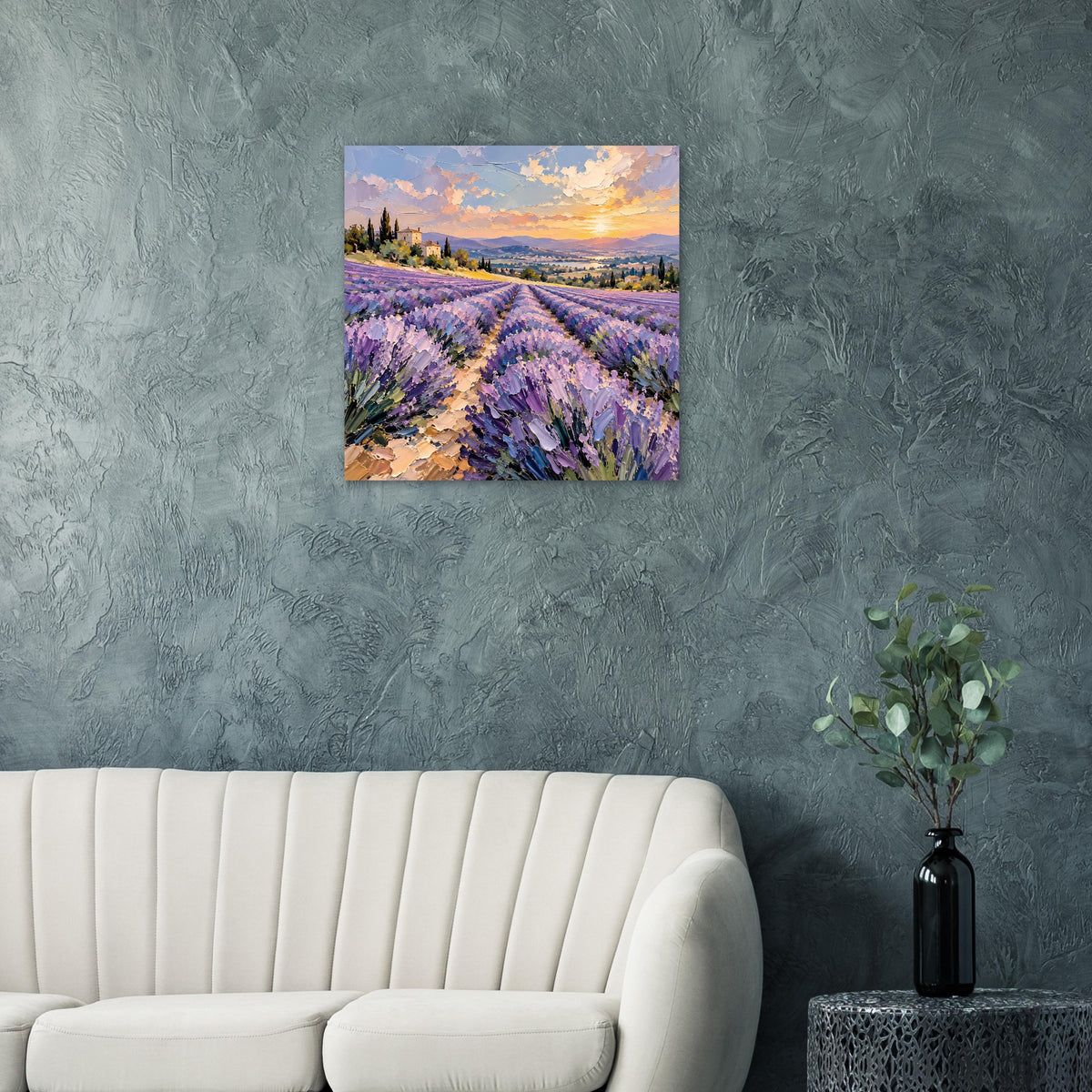 Quadratisches Poster mit Lavendelfeld bei Sonnenuntergang, violette Landschaftsmitte mit warmem Horizont