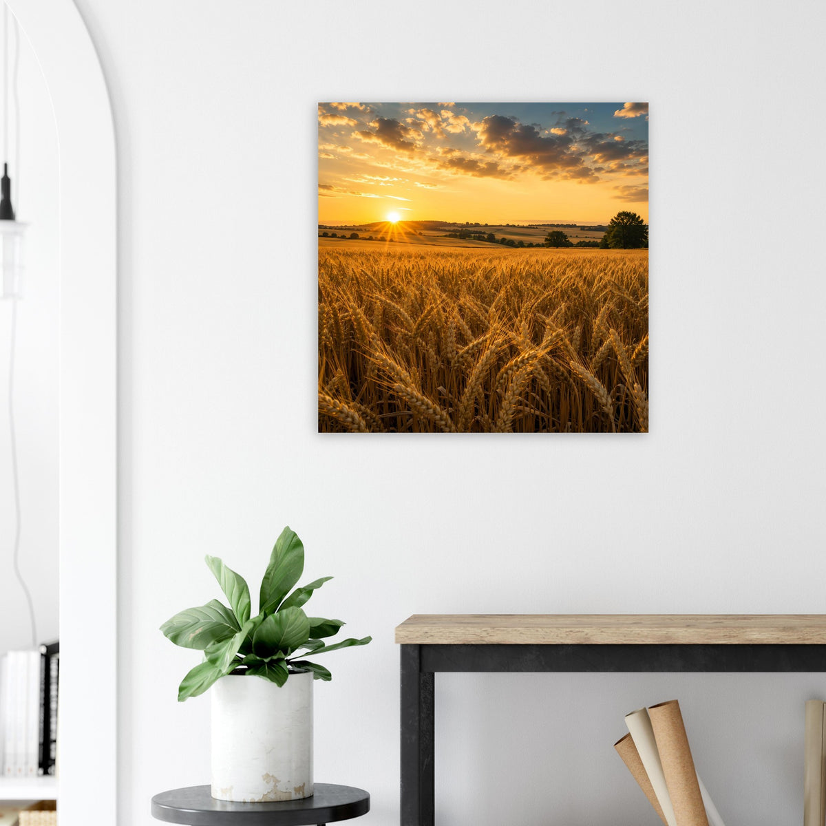 Quadratisches Poster mit Weizenfeld im Vordergrund und orangefarbenem Sonnenaufgang