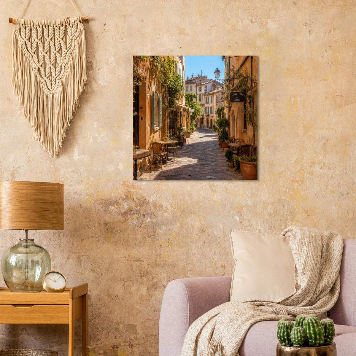 Poster mit mediterraner Straßenansicht: Gasse, Natur am Rand und warm beleuchtete Gebäude