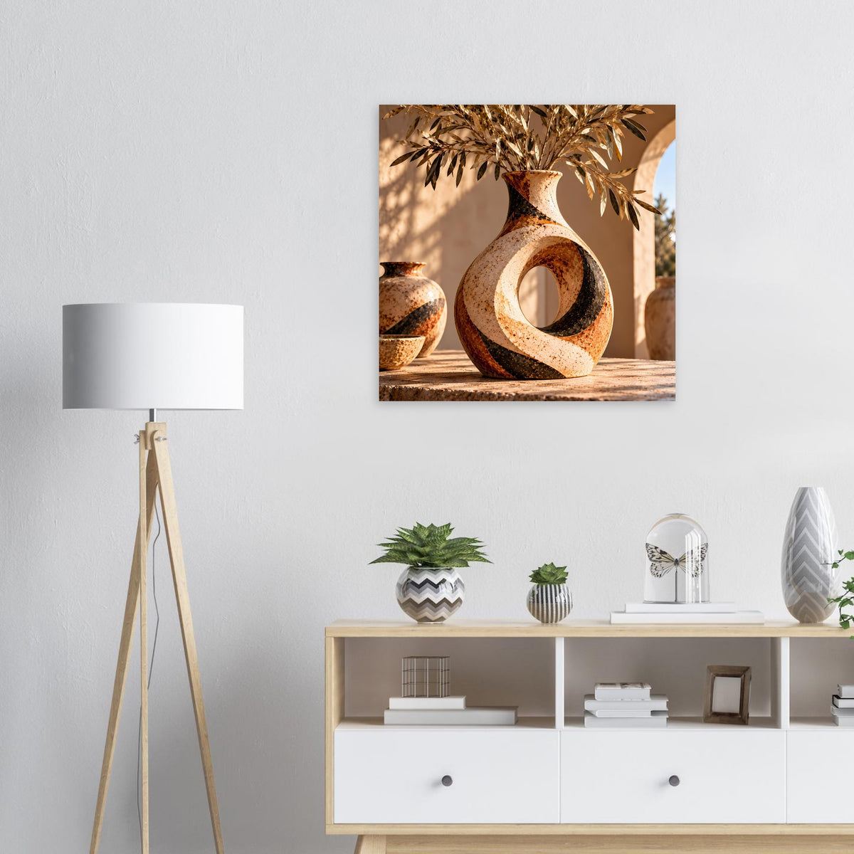 Quadratisches Poster mit brauner Keramikvase in organischer Form und Pflanzenzweigen