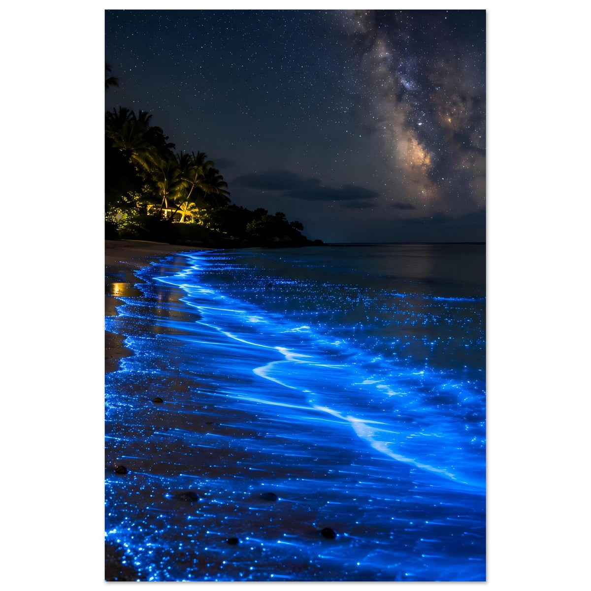 Vertikales Meerposter mit blau leuchtenden Wellen am Strand und Sternenmeer.