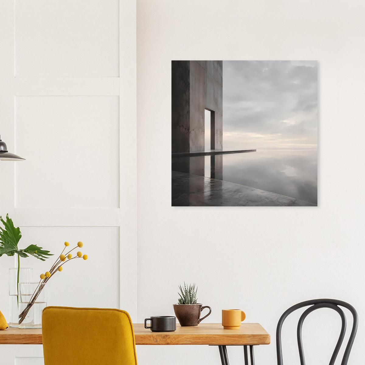 Quadratisches Architekturposter: grauer Betonbau, Horizontlinie und Wasserspiegel