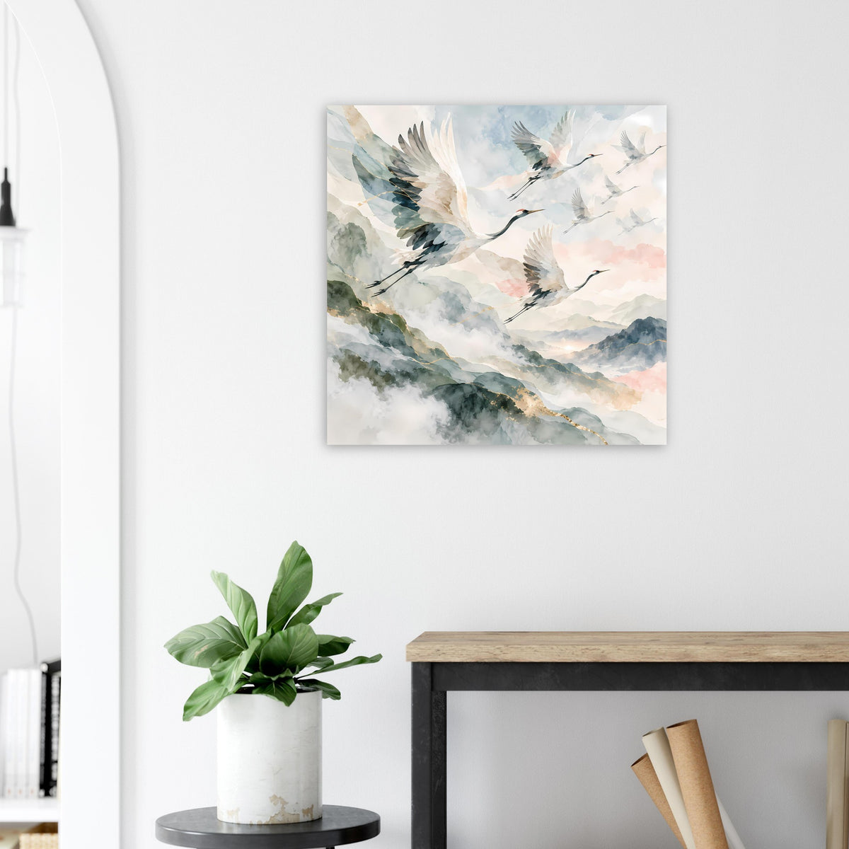 Poster mit fliegenden Kranichen über Wolken, Aquarellstil mit Goldakzenten