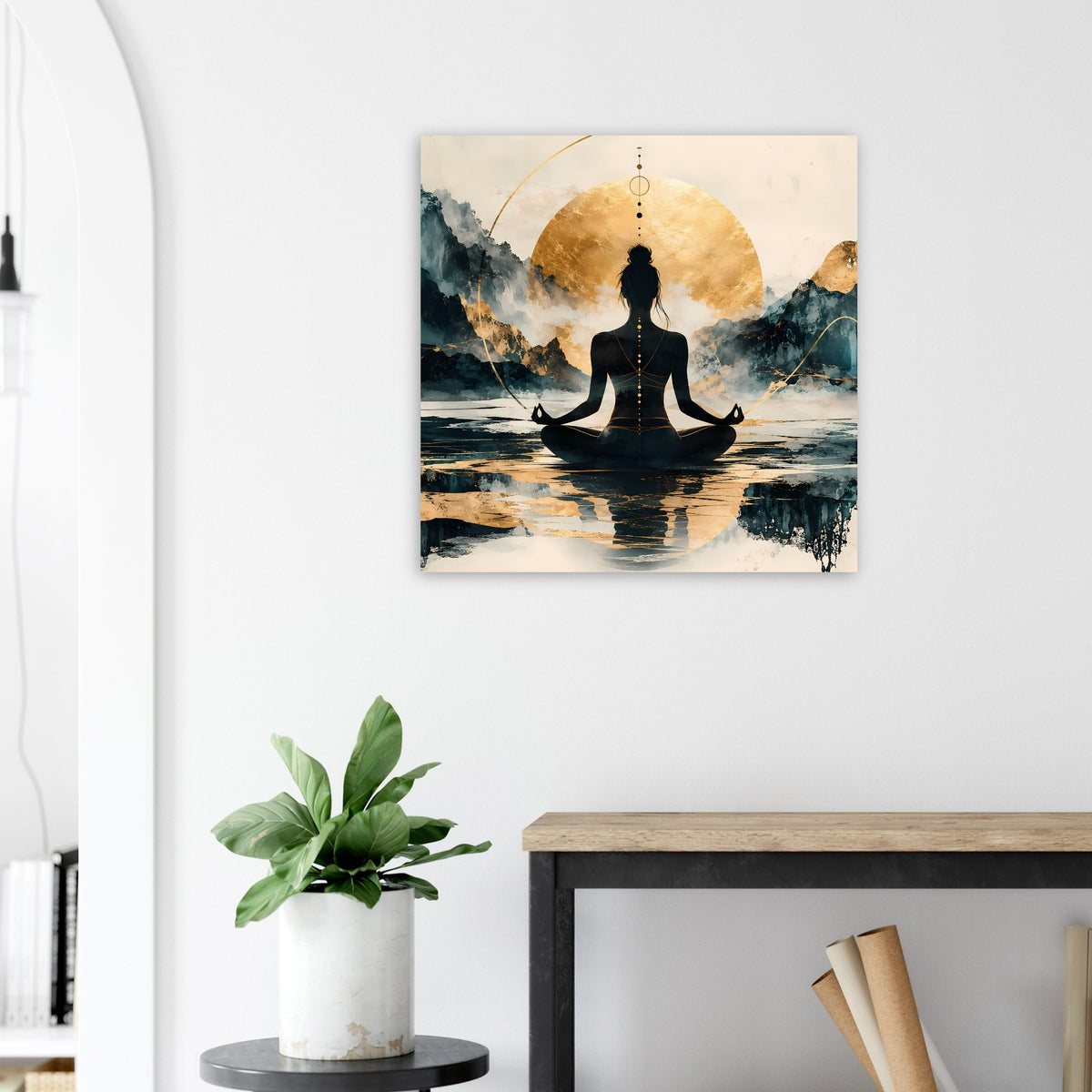 Quadratisches Wandposter mit Meditationsfigur, goldener Kreisform und Berglandschaft