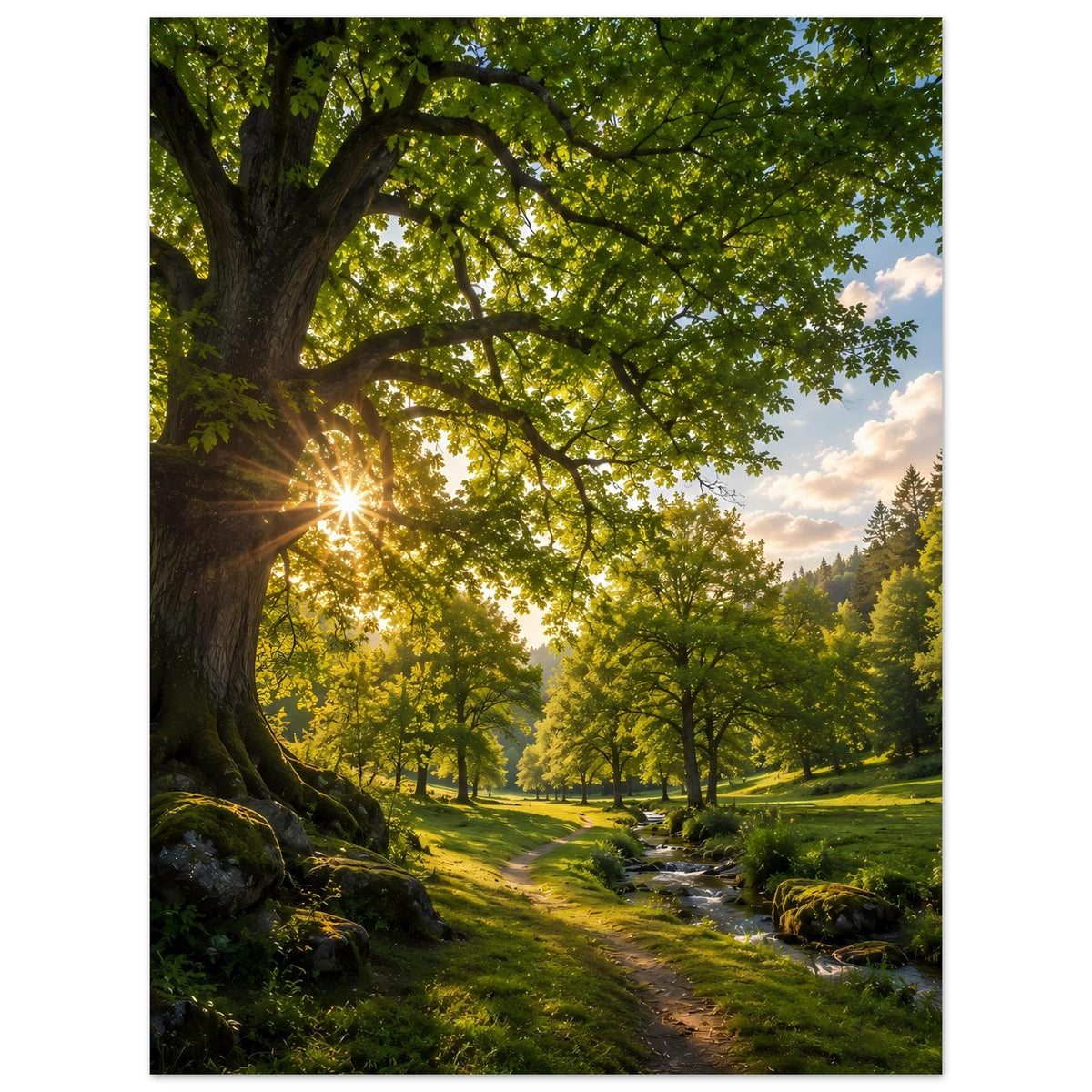 Wandposter im Hochformat: Waldweg, große Baumkrone und Sonnenstrahlen im Grün