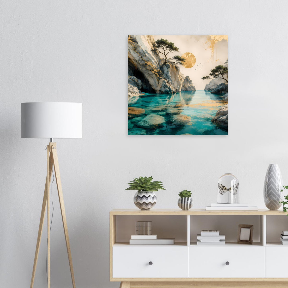 Quadratisches Wandposter Küstenlandschaft: türkisblaues Wasser zwischen Felsen, mit Bäumen und goldenem Mond