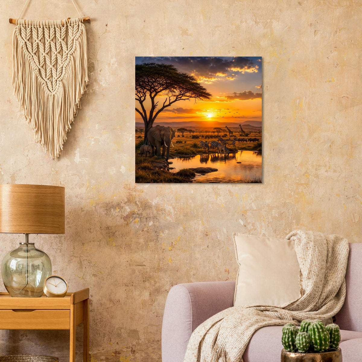 Quadratisches Poster mit Elefanten und Zebras am Wasserloch, Sonnenuntergang über der Savanne