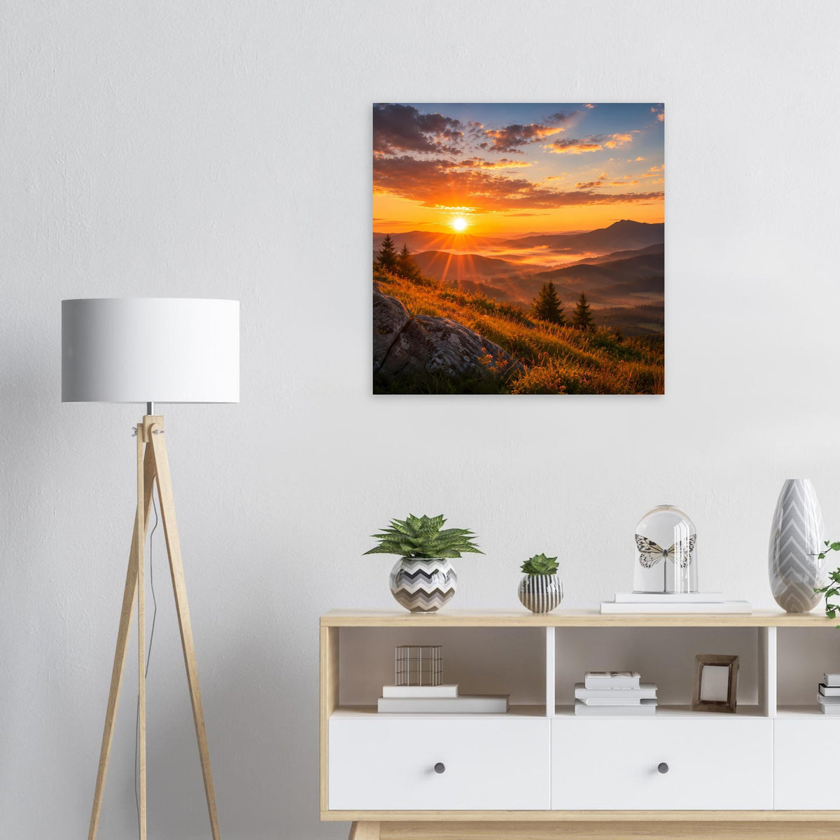 Quadratisches Landschaftsposter mit Sonnenuntergang, dunklem Rahmen und Bergsilhouetten