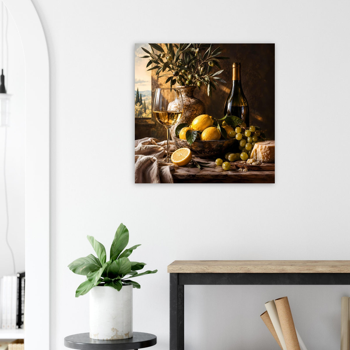 Poster mit mediterranem Tischmotiv: Zitrone, Weintrauben, Käse und Glas Wein.