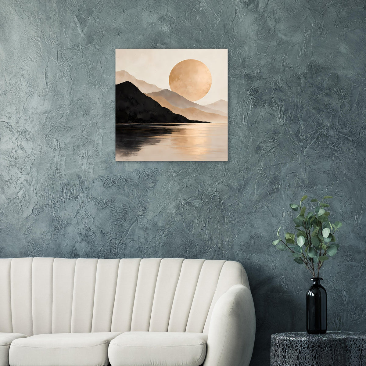 Quadratisches Poster mit Bergsilhouetten, See und großer Sonnenscheibe im hellen Himmel