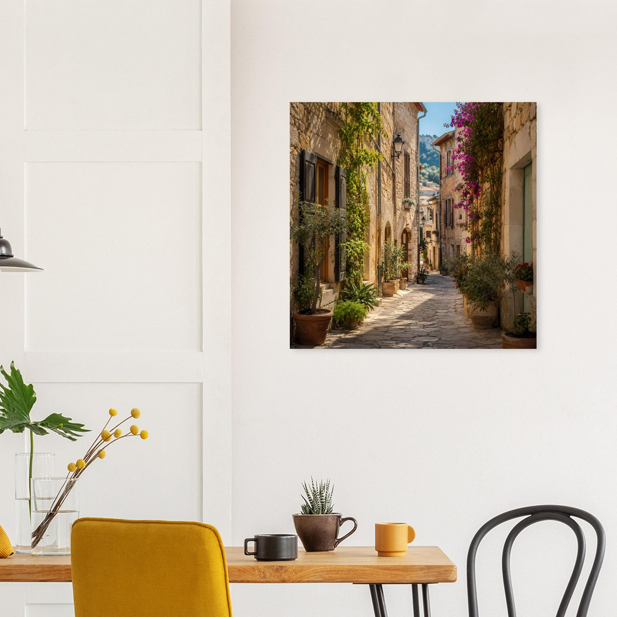 Poster mit mediterraner Gasse, enge Straße, Grün an den Wänden und blühende Blumen im dunklen Rahmen