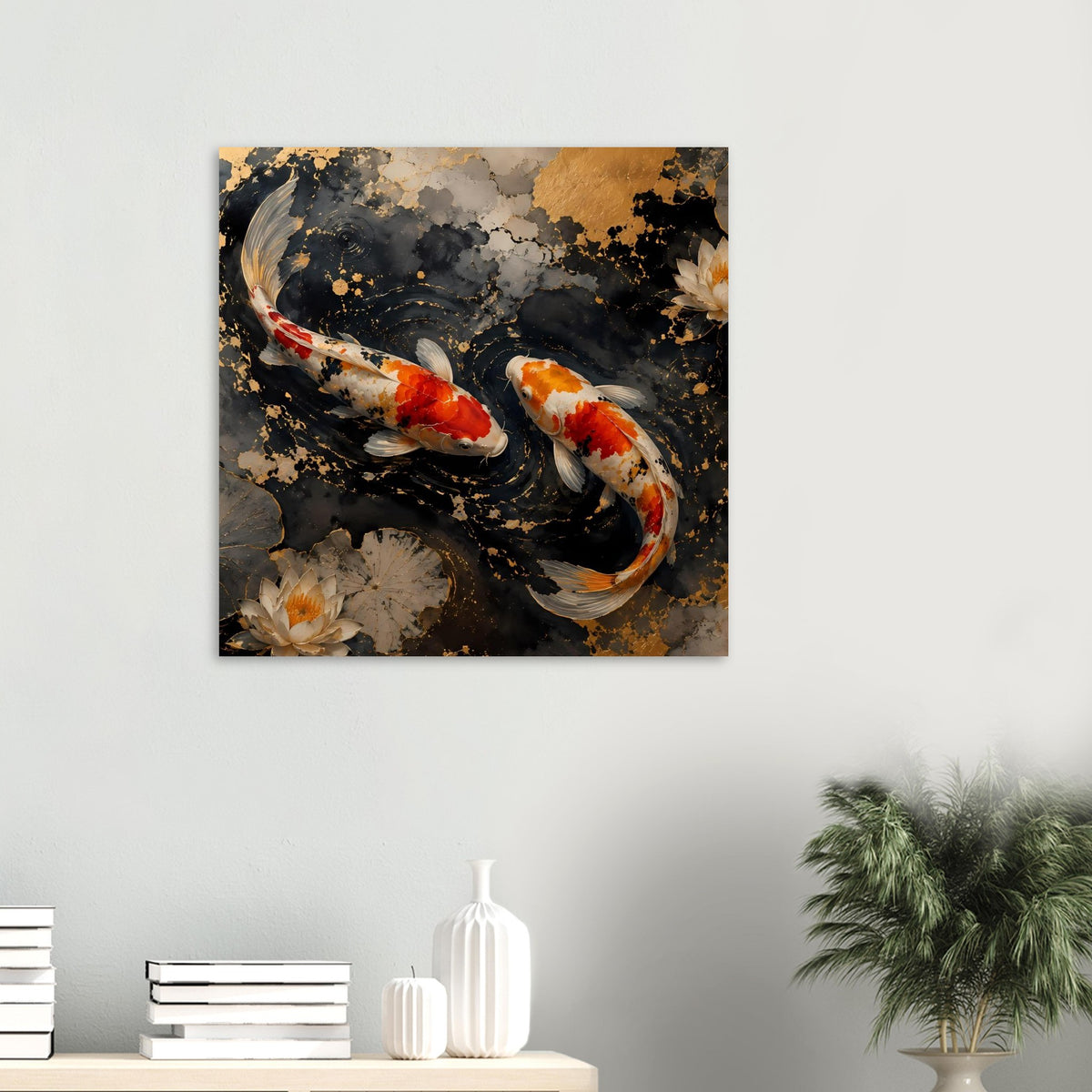 Poster mit zwei Koi im dunklen Wasser, orange-rote Körper und goldene Wirbel