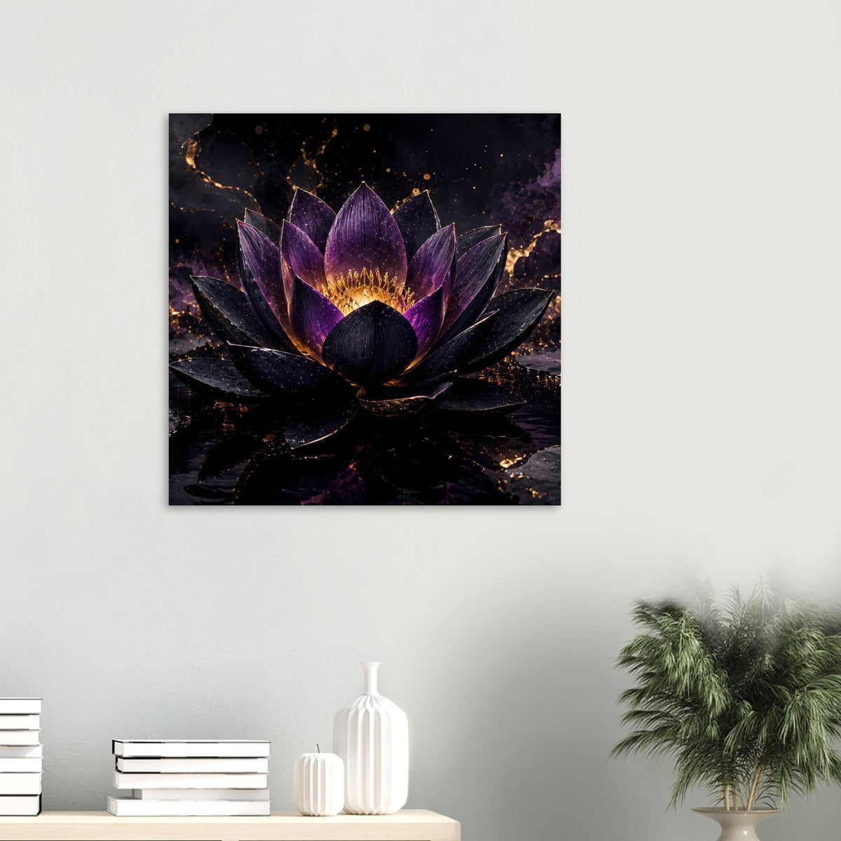 Lotusblüten-Poster mit violetter Blume und goldener Mitte, auf schwarzem Sternhimmel.