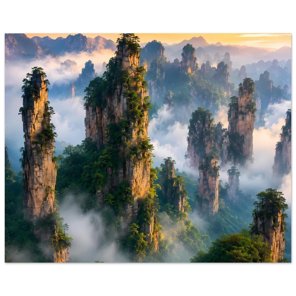 Horizontales Poster mit Dschungeltürmen bei Sonnenaufgang, Nebelschichten und warmem Licht