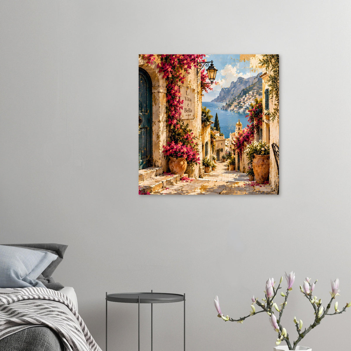 Kleines Poster mit mediterraner Gasse, Laterne, blühenden Ranken und Kirchturm