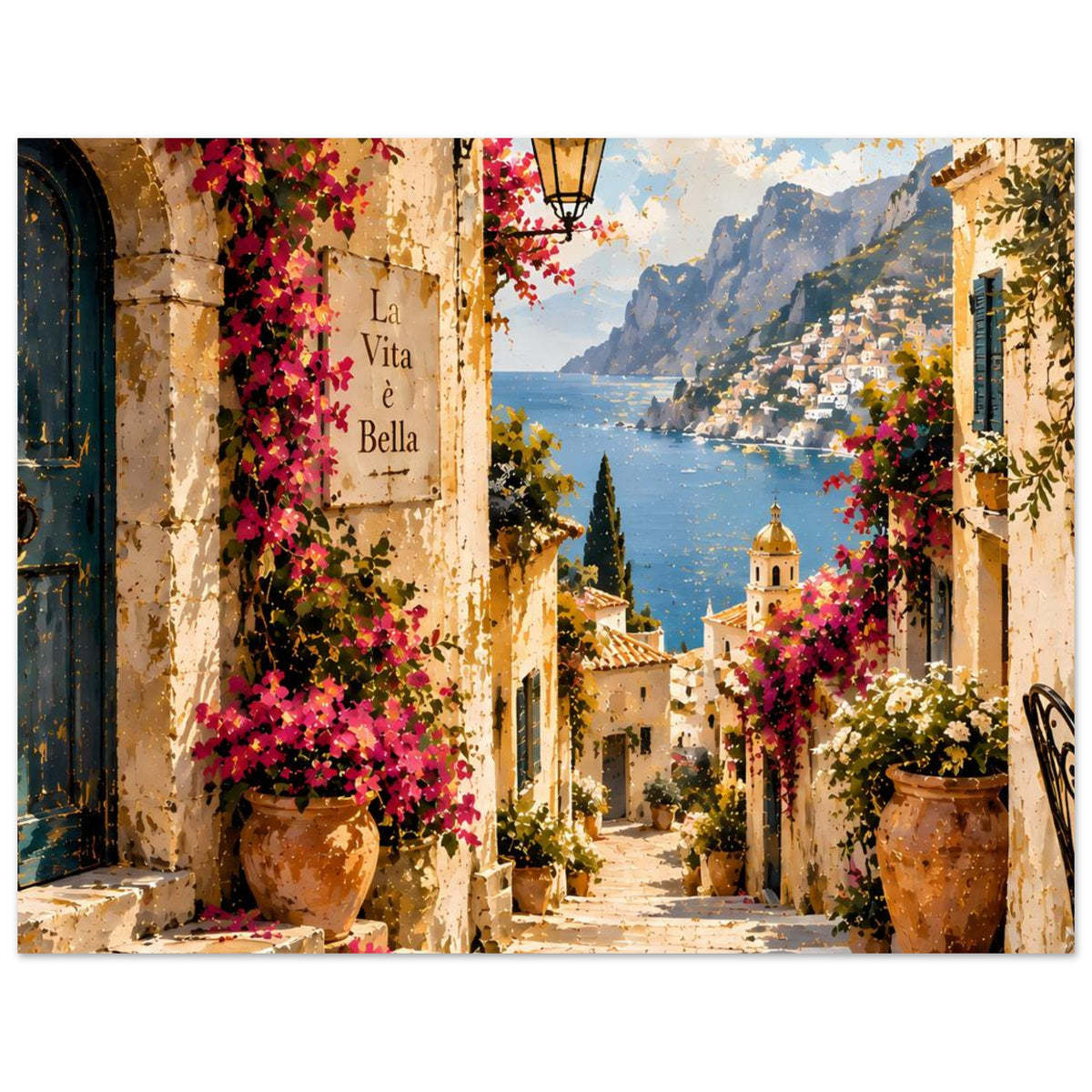 Horizontales Poster: mediterrane Gasse mit Laterne, Blütenwänden, Tongefäßen und Seeblick.