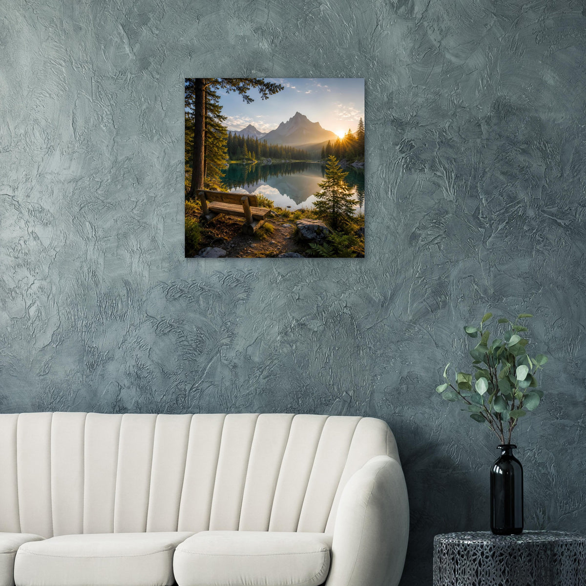 Quadratisches Poster: Bergsee mit Holzbank, Fichten und goldenem Abendhimmel, mattes Premium-Papier.