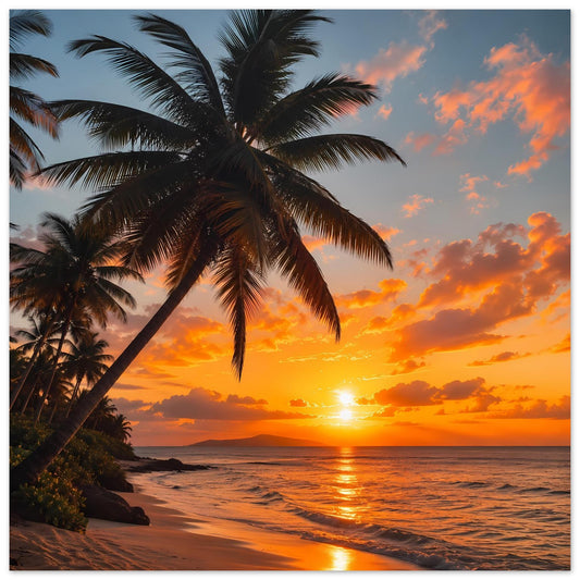 Poster mit Palmen am Strand und goldenem Sonnenuntergang über dem Meer