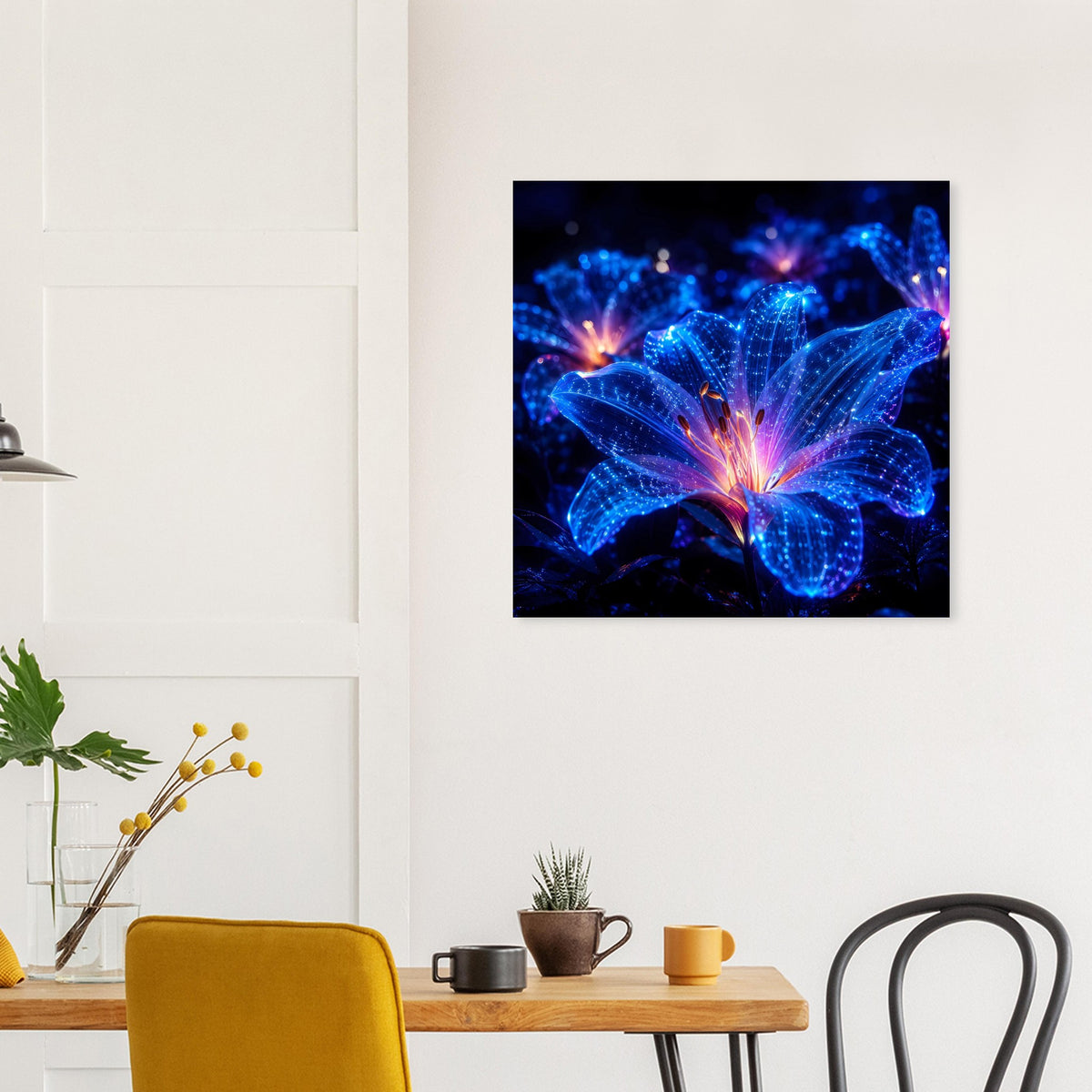 Quadratisches leuchtendes Blumenposter mit blau leuchtender Blütenmitte im Rahmen